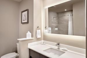Koupelna v ubytování Fairfield Inn & Suites by Marriott Airdrie