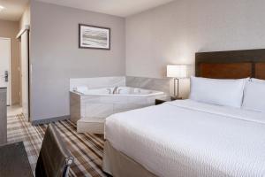 Postel nebo postele na pokoji v ubytování Fairfield Inn & Suites by Marriott Airdrie