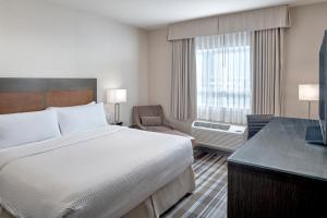 Postel nebo postele na pokoji v ubytování Fairfield Inn & Suites by Marriott Airdrie