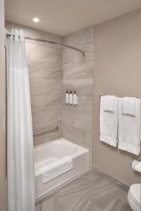 Koupelna v ubytování Fairfield Inn & Suites by Marriott Airdrie