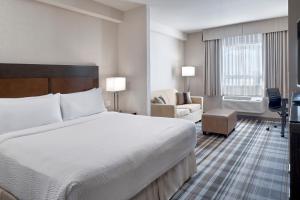 Postel nebo postele na pokoji v ubytování Fairfield Inn & Suites by Marriott Airdrie