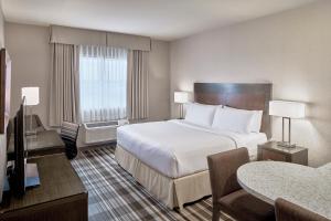 Postel nebo postele na pokoji v ubytování Fairfield Inn & Suites by Marriott Airdrie