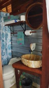een badkamer met een wastafel en een toilet bij Experiencia Casa Blanca in Dzilam de Bravo