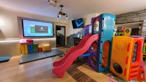 - une salle de jeux pour enfants avec un toboggan et un jeu dans l'établissement Gościniec Pod Skrzycznem, à Szczyrk