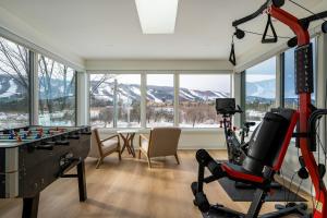 una habitación con un gimnasio con una pelota de fútbol y una mesa en The White Rose Chalet, en Blue Mountains