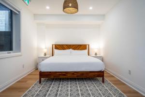 1 dormitorio con cama y ventana en The White Rose Chalet, en Blue Mountains