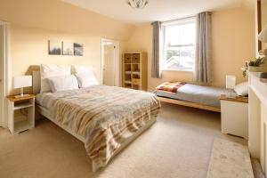 Un dormitorio con una cama grande y una ventana en Guildford Station with Parking, en Stoughton