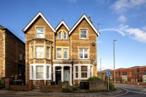 ein Backsteinhaus in einer Stadtstraße in der Unterkunft Guildford Station with Parking in Stoughton