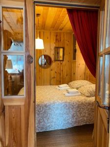 a bedroom with a bed in a room with a window at Aux trois marmottes - Chalet au pied des pistes in Formiguères