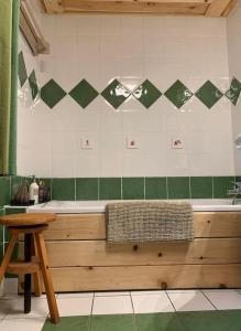 bagno con vasca e panca in legno di Aux trois marmottes - Chalet au pied des pistes a Formiguères