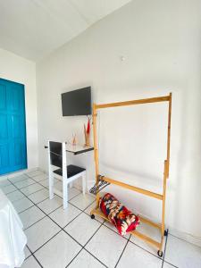 een kamer met een bed, een bureau en een stoel bij Pousada Capitolio 01 - Canoa Quebrada - hospedagem in Canoa Quebrada