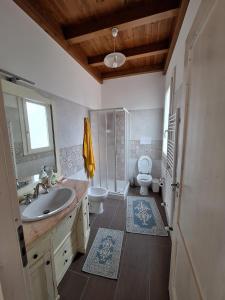 La salle de bains est pourvue d'un lavabo et de toilettes. dans l'établissement Casa Vacanze Pianoneve, à Case dʼAmico