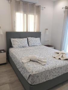 um quarto com uma cama com duas toalhas em PortoHeli Matilda`s house 2 em Porto Heli