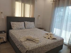 um quarto com uma cama com duas toalhas em PortoHeli Matilda`s house 2 em Porto Heli