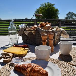 una mesa de picnic con una cesta de comida y pan en Bedje in de polder, en Montfoort