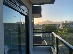 a balcony with a view of a city at Apto inteiro 2 quartos, condomínio com piscina aquecida in Bombinhas