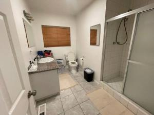 y baño con aseo, lavabo y ducha. en ৎ୭ Spacious Retreat in Los Angeles ৎ୭, en Glendale