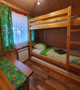 ウイソウィにあるChata Zapolankaのキャビン内のベッドルーム1室(二段ベッド2組付)
