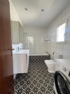 ein Badezimmer mit einem Waschbecken, einem WC und einer Badewanne in der Unterkunft Casa Molar in Altea
