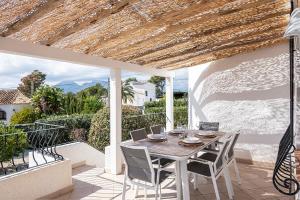 eine Terrasse mit einem Tisch und Stühlen auf dem Balkon in der Unterkunft Casa Molar in Altea