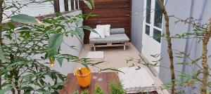 un piccolo patio con sedia e panca di O Vilarejo - Lagoa da Conceição a Florianópolis