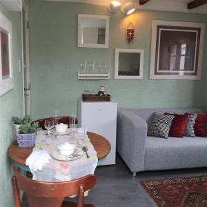 ein Wohnzimmer mit einem Tisch und einem Sofa in der Unterkunft O Vilarejo - Lagoa da Conceição in Florianópolis
