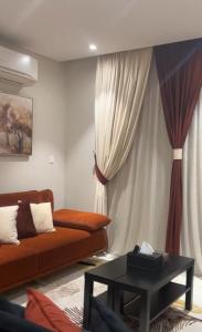 salon z kanapą i stołem w obiekcie Sifah Ocean Breeze Villa w Maskacie