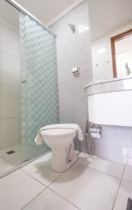een badkamer met een toilet en een glazen douche bij Império Romano Thermas - BVTUR in Caldas Novas