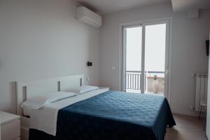 Postel nebo postele na pokoji v ubytování Blue Marine Taormina