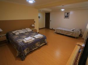duży pokój z łóżkiem i łóżkiem sidx sidx sidx w obiekcie Pinar suites w mieście Bariloche