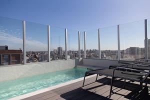 una piscina en la azotea de un edificio en Enebro Beautiful Apartment en Buenos Aires