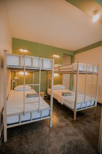 Drop Inn Hostels في كولومبو: يوجد سريرين بطابقين في غرفة مع