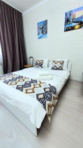 2 Betten in einem Hotelzimmer mit 2 Betten in der Unterkunft Ботанический сад Астана in Taldykolʼ