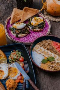 dois pratos de comida com ovos e pão numa mesa em Drop Inn Hostels em Colombo