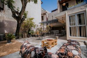 Drop Inn Hostels في كولومبو: فناء مع طاولة وكراسي وشجرة
