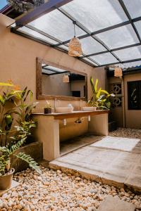 Drop Inn Hostels في كولومبو: حمام مع حوض ومرآة