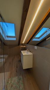 een badkamer met een wastafel en een raam bij Charming Barolo Wine Loft in Monforte dʼAlba
