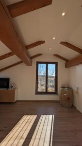 Habitación grande con ventana grande y barril. en Charming Barolo Wine Loft, en Monforte dʼAlba