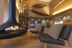 Hotel Canoe and Suites的休息区
