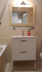 uma casa de banho com um lavatório branco e um espelho. em Apartament Grójec em Grójec
