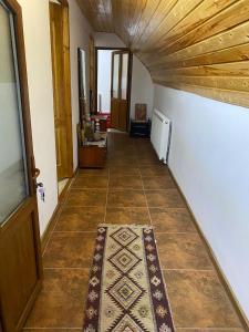 un couloir avec un tapis au sol et une porte dans l'établissement Cabana Bradu Moșului, 