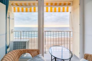Zimmer mit Balkon und Strandblick in der Unterkunft Loft beach blue in Platja  d'Aro