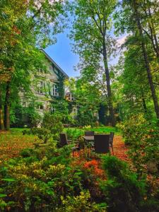 a table and chairs in front of a house at Kasztanowy Dwór in Cieszyn