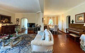 a living room with a couch and a piano at Casa Le Agavi in Portoferraio
