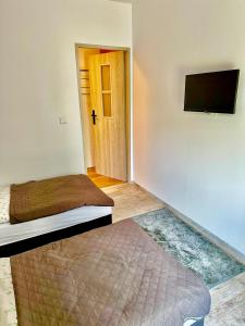 Ένα ή περισσότερα κρεβάτια σε δωμάτιο στο Apartament przy Sali Kominkowej