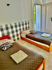 a bedroom with two beds and a window at Apartament przy Sali Kominkowej in Przeczyce