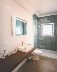 uma casa de banho com um lavatório, um WC e um chuveiro em Guesthouse Beach Break em Peniche