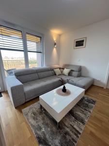 uma sala de estar com um sofá e uma mesa de centro em Felix Celeia Apartment em Celje