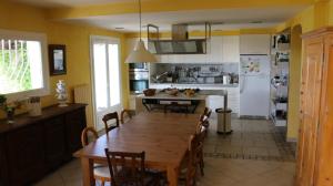 uma cozinha com uma mesa de madeira e uma sala de jantar em La maison du loup em Tourrettes-sur-Loup