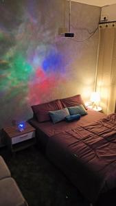 A bed or beds in a room at 体验奢华与宁静的缩影星空灯 电影房 Nexflix 500网速